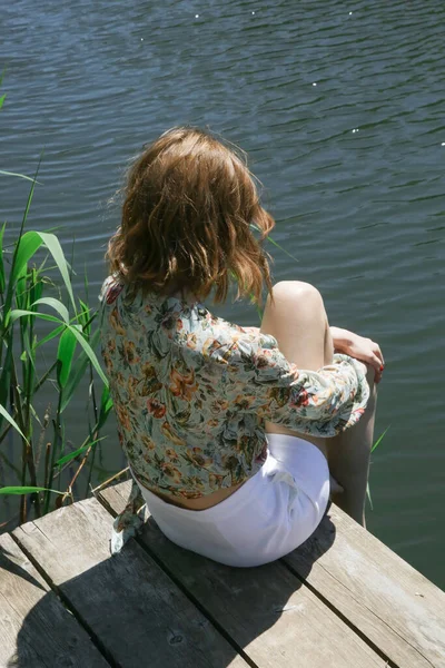 Frau Geblümter Bluse Und Weißen Shorts Genießt Sonnigen Tag Der — Stockfoto