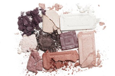 Ezilmiş tarafsız göz farları, beyaz arkaplanda izole edilmiş palet makyajı