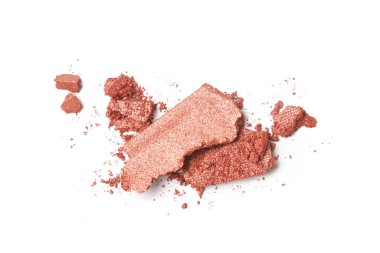 Parçalanmış kahverengi makyaj örneği beyaz arkaplanda izole edilmiş.