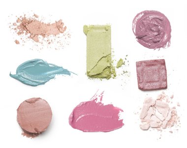 Beyaz arka planda farklı kozmetik örnekleri. Güzellik ve makyaj konsepti.