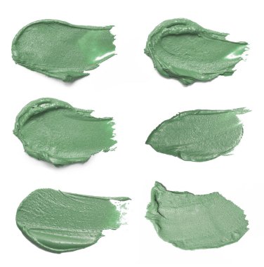 Beyaza izole edilmiş doğal kozmetik çamur örnekleri. Deriden kil lekeleri yakın çekim.