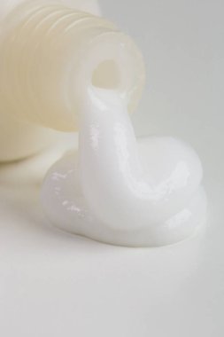 Sıkıştırılmış ürünle merhem tüpünün görüntüsünü kapat