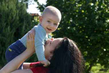 Genç anne oğluyla dışarıda huzurlu bir yaz gününün tadını çıkarıyor.