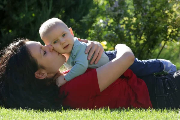 Young Mother Enjoying Idyllic Summer Day Outdoor Her Baby Boy — Stock Photo, Image