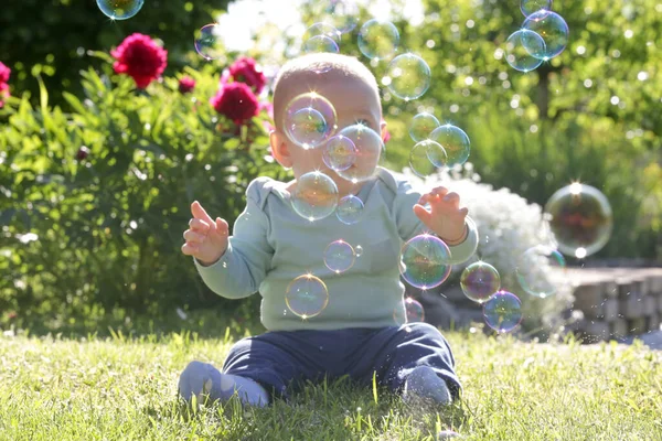 Söt Liten Pojke Leker Med Såpbubblor Trädgården Solig Sommardag Glad — Stockfoto