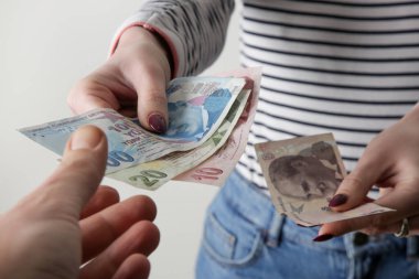 Elinde Türk lirası banknotları tutan kadın.