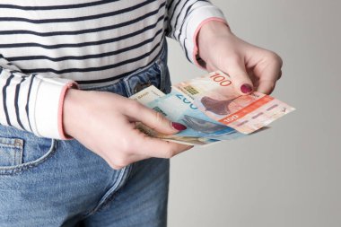 Norveç Kronu 'nu elinde tutan kadın