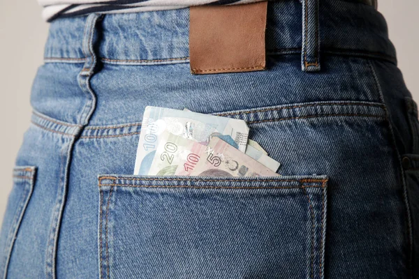 Mujer Sosteniendo Billetes Lira Turca Bolsillo Sus Jeans — Foto de Stock