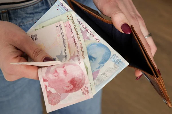 Frau Hält Türkische Lira Banknoten Portemonnaie — Stockfoto