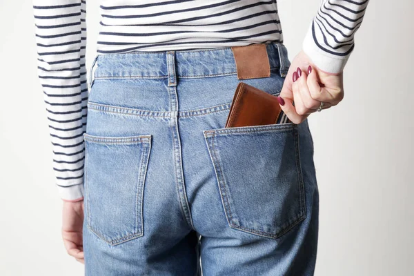 ブラウンレザー財布でジーンズポケット — ストック写真