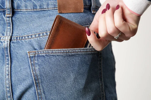 ブラウンレザー財布でジーンズポケット — ストック写真