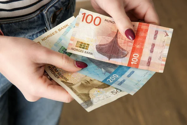 Kobieta Posiadająca Banknoty Koronowe Norweskie — Zdjęcie stockowe