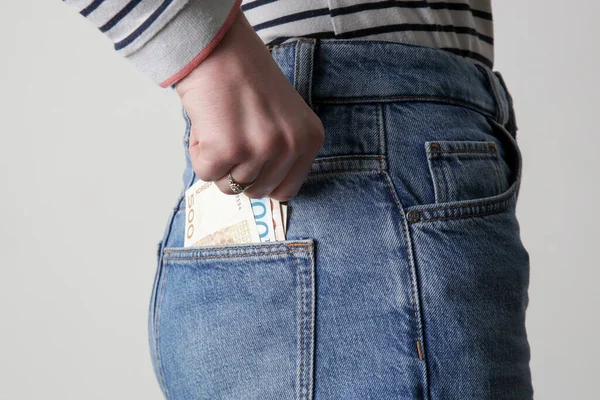 Mujer Sosteniendo Billetes Corona Noruega Bolsillo Sus Pantalones Vaqueros — Foto de Stock