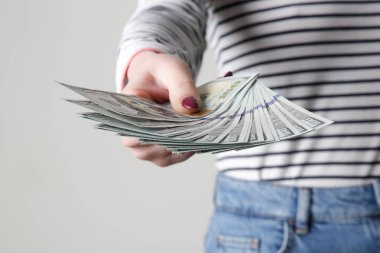 Kadın para veriyor. El ele tutuşma parası. Amerikan doları elinde..