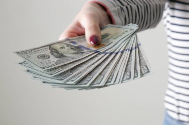 Kadın para veriyor. El ele tutuşma parası. Amerikan doları elinde..