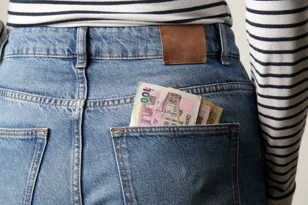 Frau Hält Katar Riyal Scheine Hosentasche Ihrer Jeans — Stockfoto