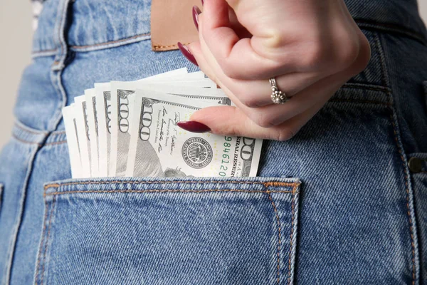 100ドル札の完全なポケットを持つ女性 — ストック写真