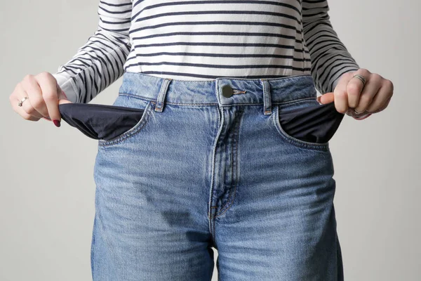 Mujer Mostrando Sus Bolsillos Vacíos Hay Concepto Dinero — Foto de Stock