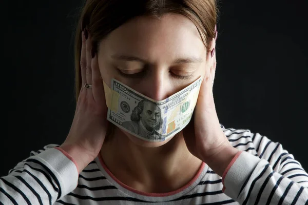 钱买沉默 女人的嘴上塞满了美钞腐败和言论自由概念 — 图库照片