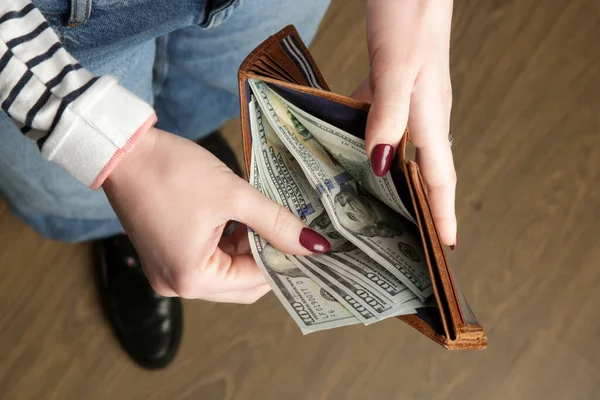 Mujer Contando Billetes Cien Dólares Billetera —  Fotos de Stock