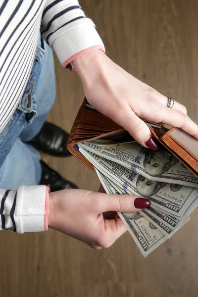 Mujer Contando Billetes Cien Dólares Billetera —  Fotos de Stock