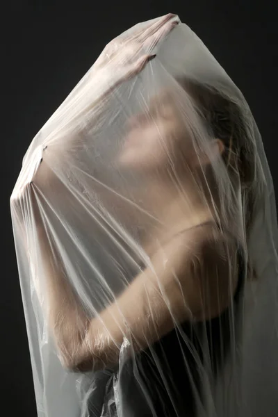 Γυναίκα Τυλιγμένη Πλαστικό Σεντόνι Στιγμιότυπο Γυναικεία Και Ψυχική Υγεία Έννοια — Φωτογραφία Αρχείου