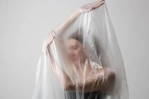 Mujer Envuelta Lámina Plástico Grabado Estudio Concepto Mujer Salud Mental —  Fotos de Stock