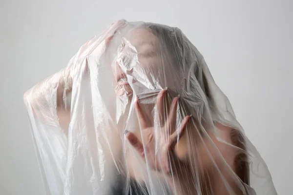 Plastik Çarşafa Sarılmış Bir Kadın Stüdyo Çekimi Kadın Ruh Sağlığı — Stok fotoğraf