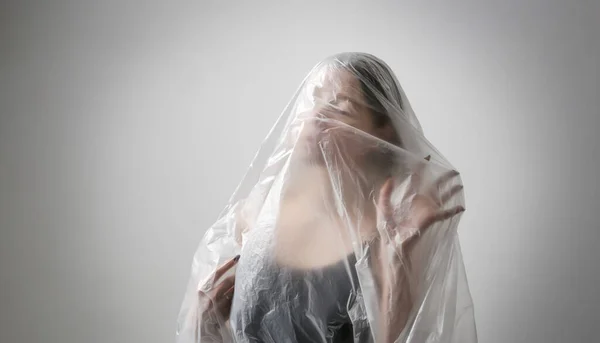 Mujer Envuelta Lámina Plástico Grabado Estudio Concepto Mujer Salud Mental —  Fotos de Stock