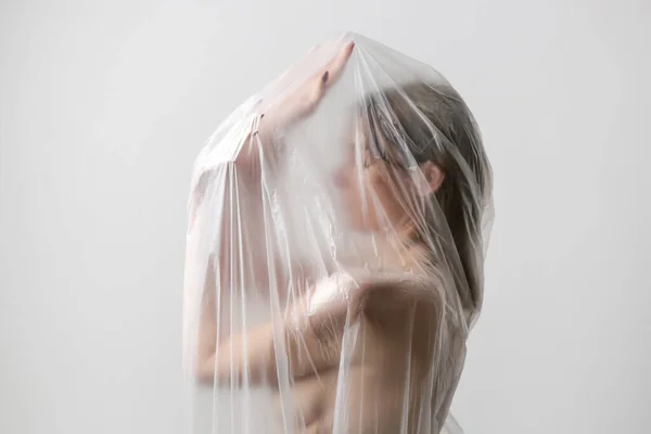 Femme Enveloppée Dans Une Feuille Plastique Prise Vue Concept Femme — Photo