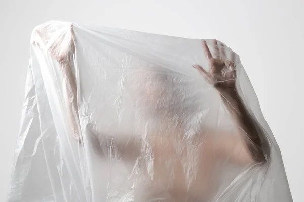 Mulher Embrulhada Folha Plástico Tiro Estúdio Conceito Mulher Saúde Mental — Fotografia de Stock