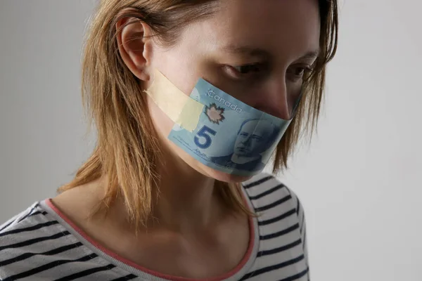 Dinero Compra Silencio Boca Mujer Cubierta Con Billete Dólar Concepto — Foto de Stock