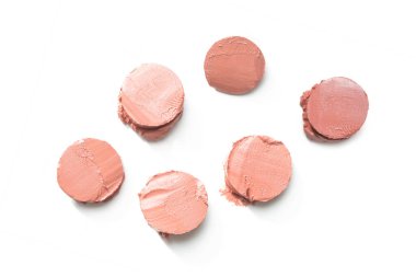  Beyaz arka planda kremsi, nötr makyaj örnekleri.