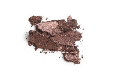 Parçalanmış kahverengi makyaj örneği beyaz arkaplanda izole edilmiş.