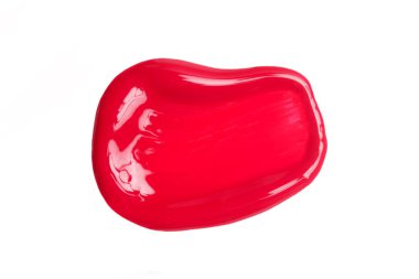 Beyaz arkaplanda lekeli kırmızı ruj izole edildi