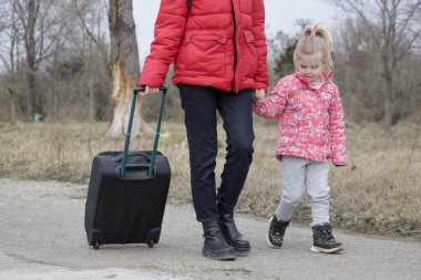 Savaştan kaçan mülteciler. Bir bavulda yaşıyor. Mülteciler, savaş krizi konsepti.