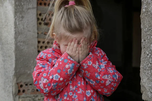 Портрет Маленькой Грустной Девочки Разрушенном Здании Беженцы Военный Кризис Концепция — стоковое фото