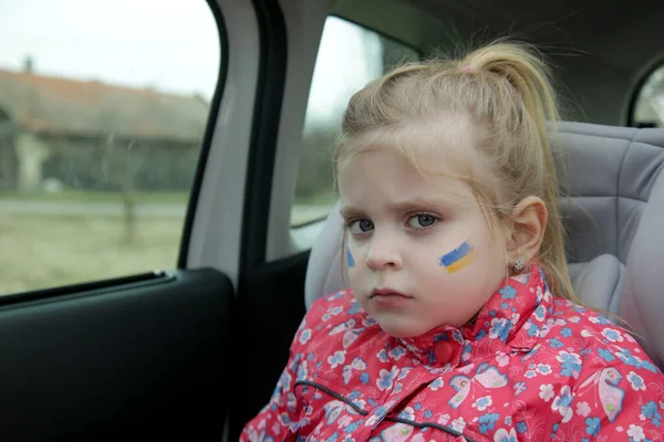 Портрет Маленькой Девочки Украинским Флагом Нарисованной Лице Сидящей Машине Беженцы — стоковое фото