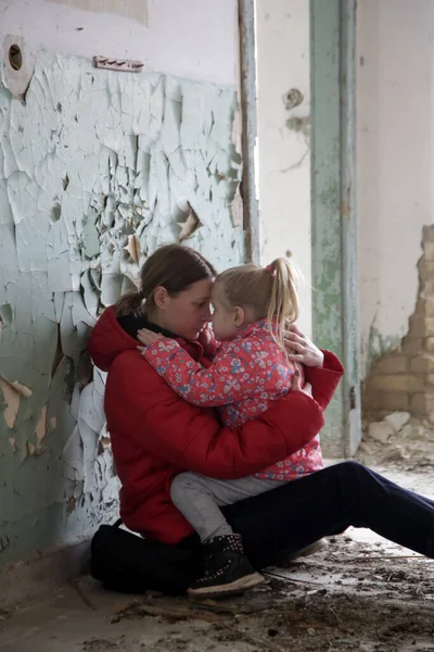 Mãe Filha Destruíram Edifício Guerra Refugiados Conceito Crise Guerra — Fotografia de Stock