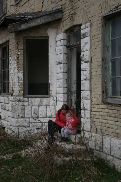 Madre Sua Figlia Nell Edificio Distrutto Guerra Rifugiati Concetto Crisi — Foto Stock