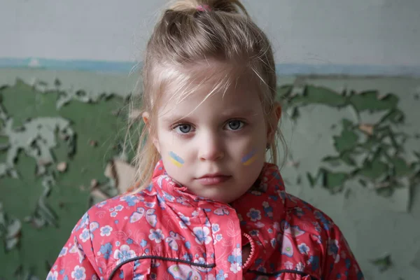 Портрет Маленької Дівчинки Зруйнованому Будинку Українським Прапором Обличчі Біженці Військова — стокове фото