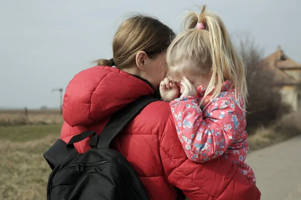 Savaştan kaçan mülteciler. Bir bavulda yaşıyor. Mülteciler, savaş krizi konsepti.