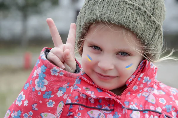 Retrato Menina Com Bandeira Ucraniana Pintada Seu Rosto Mostrando Sinal — Fotografia de Stock