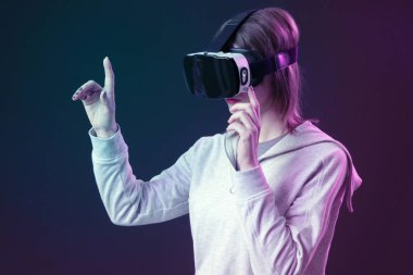 VR gözlüklü kadın portresi. Sanal gerçeklik deneyimi ve gelecekteki teknoloji kavramı. 