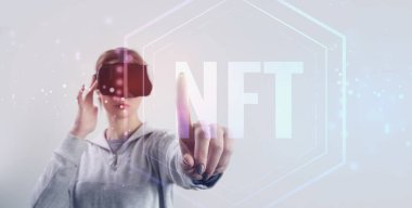 VR gözlüklü bir kadının portresi. Finansal olmayan bir marka yaratıp ticaretini yapıyor. Sanal gerçeklik deneyimi ve gelecekteki teknoloji kavramı.