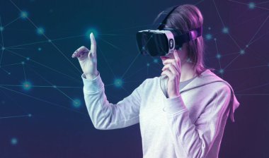 VR gözlüklü kadın portresi. Sanal gerçeklik deneyimi ve gelecekteki teknoloji kavramı. 