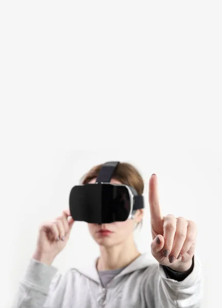 Gözlüklü Kadın Portresi Sanal Gerçeklik Deneyimi Gelecekteki Teknoloji Kavramı — Stok fotoğraf