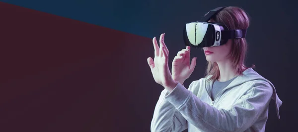 Portret Van Een Vrouw Met Een Bril Virtual Reality Ervaring — Stockfoto