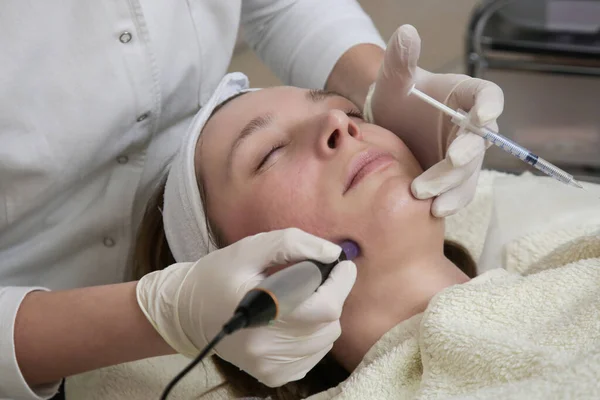 Mesoterapia Mujer Que Tiene Dermapen Tratamiento Facial Micro Aguja Tratamiento —  Fotos de Stock