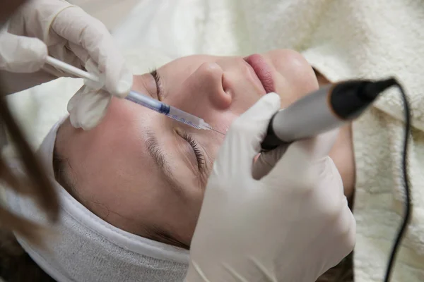 Mezoterapi Kadın Cilt Bakımı Yaptırıyor Dermatologda Mikro Iğne Kozmetik Tedavisi — Stok fotoğraf